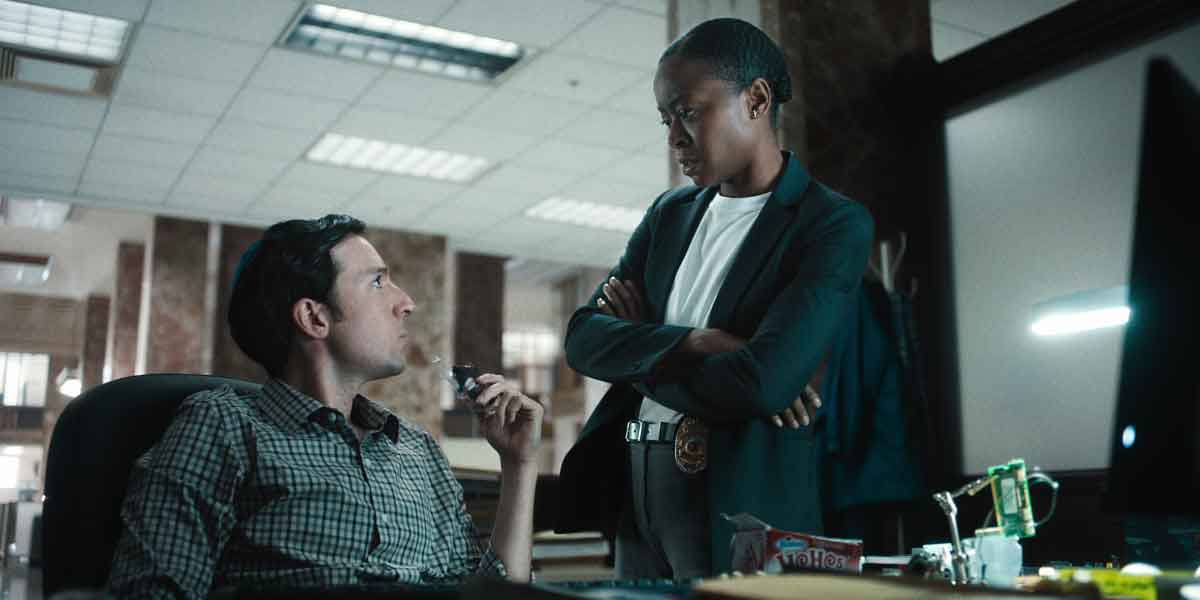 Bagages à main : une bataille palpitante entre tension de Noël et danger à l'aéroport continuer. (de gauche à droite) Josh Brener dans le rôle d'Herschel et Danielle Deadwyler dans le rôle d'Elena Cole dans un bagage à main. cr. © 2024.