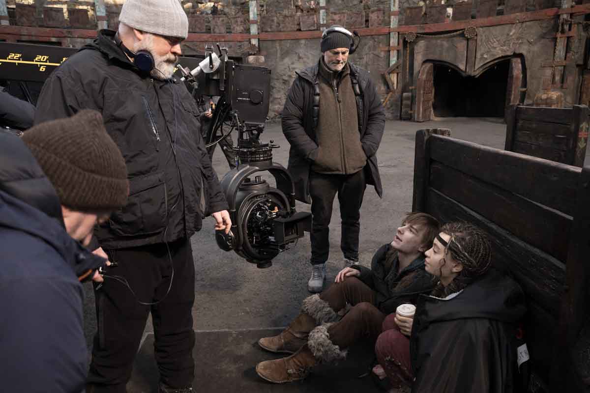 (De gauche à droite) écrivain-réalisateur Dean Deblois, Mason Thames et Nico Parker sur le tournage de l'action en direct d'Universal Pictures How to Train Your Dragon.