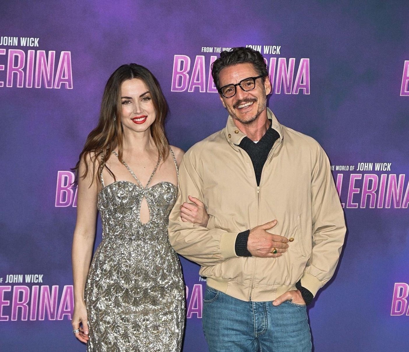 Ana de Armas avec Pedro Pascal dans la première de 'Ballerina' à Londres (photo: Mises à jour du film)