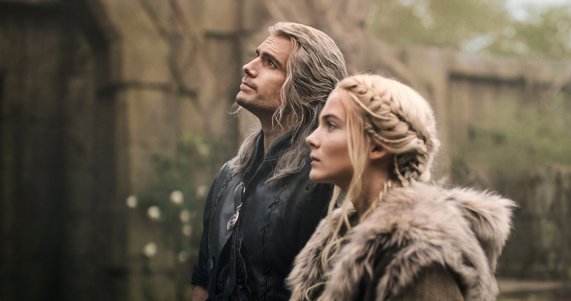 Henry Cavill et Freya Allan dans