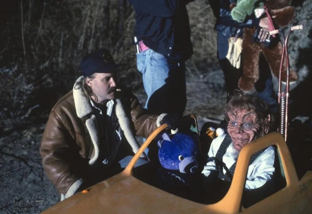 Mark Jones et Warwick Davis sur le tournage de