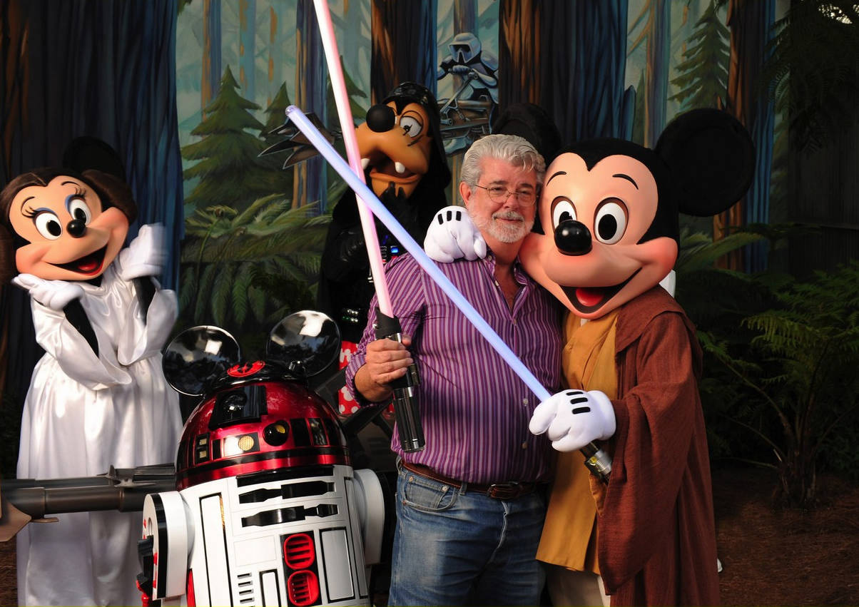 George Lucas avec des personnages Disney peu de temps après avoir vendu Lucasfilm (image : Getty)