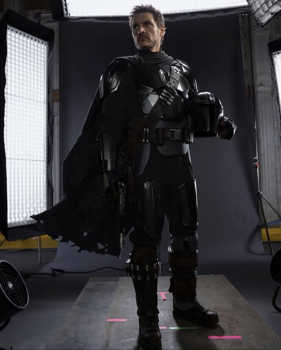 Pedro Pascal caractérisé comme Din Djarin pour « The Mandalorian and Grogu » (image : Instagram @pascalispunk)