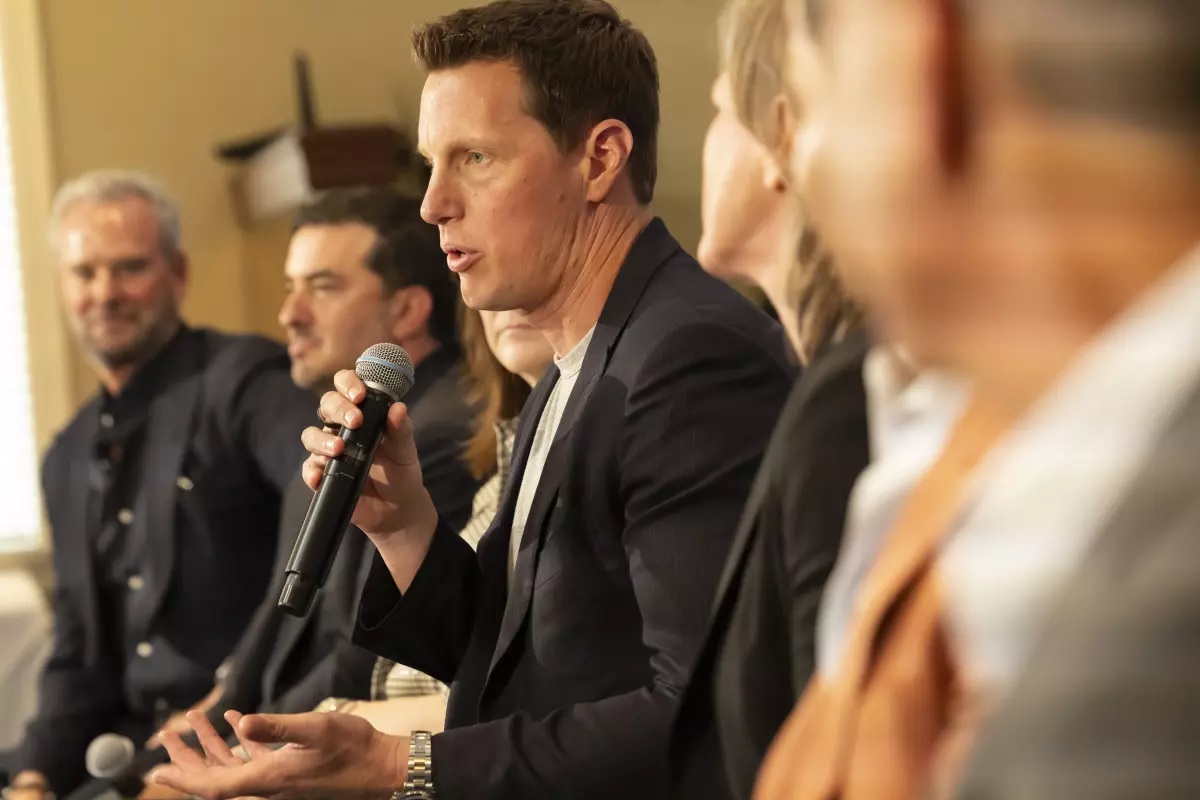 David Ellison, PDG de Paramount, au centre, avec Andy Gordon, à gauche, et Josh Greenstein, deuxième en partant de la gauche (image : Paramount)