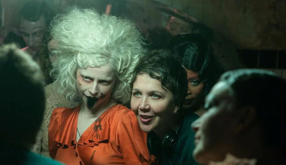 Jessie Buckley et Maggie Gyllenhaal sur le tournage de