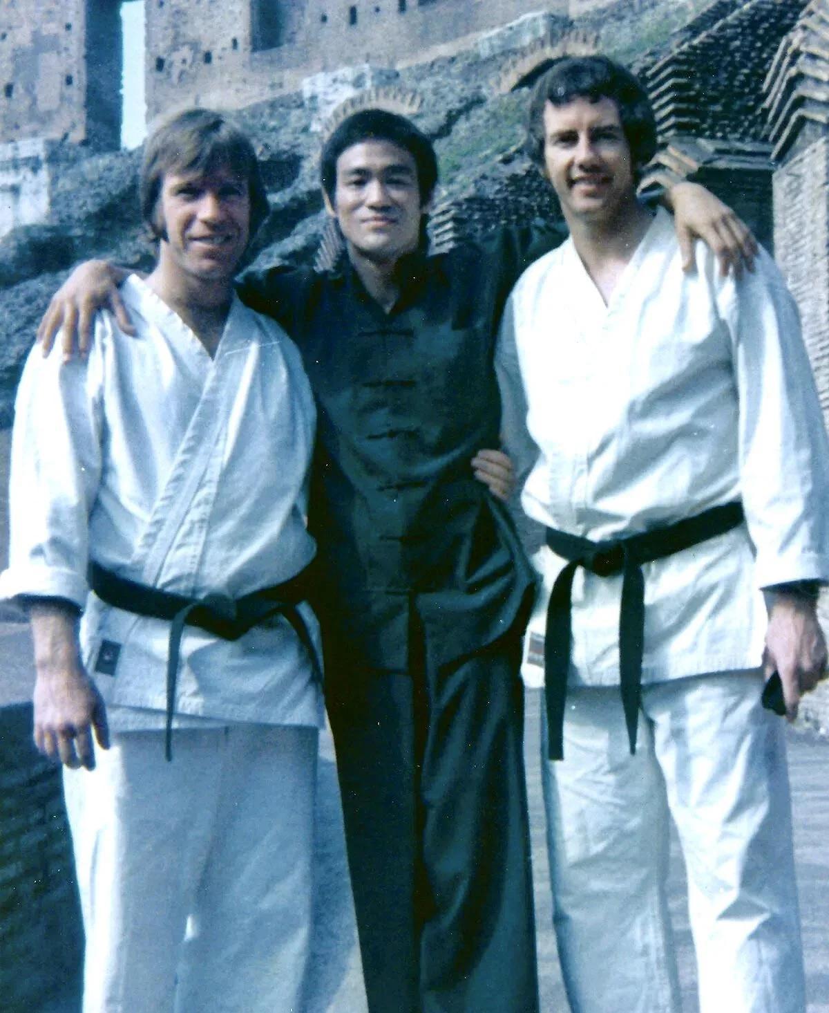 Chuck Norris, Bruce Lee et Bob Wall sur le tournage de « La Voie du Dragon » (image : Reddit)
