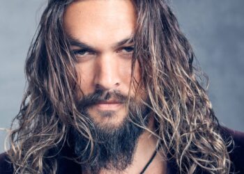 Jason Momoa s&rsquo;échappe de sa maison à Hawaï après des inondations dévastatrices : « Beaucoup de gens sont en danger »