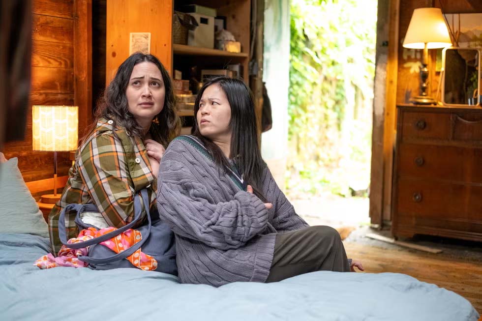 Lily Gladstone et Kelly Marie Tran dans « The Wedding Banquet » (image : Bleecker Street)