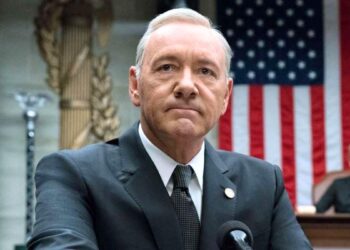 Comme dans « House of Cards » : Kevin Spacey change de camp dans un procès de 100 millions de dollars pour des accusations de dépendance sexuelle
