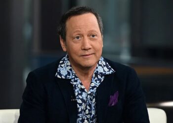Rob Schneider exige le rétablissement du service militaire obligatoire aux États-Unis face à la guerre avec l&rsquo;Iran : « Nous devons à nouveau être une seule nation sous Dieu »