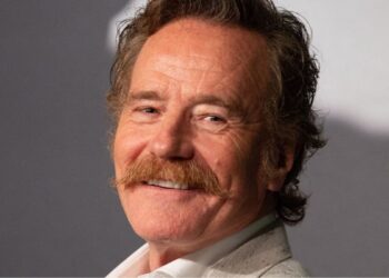 Bryan Cranston dit que la comédie est essentielle en ce moment : « Les gens qui regardent les informations 24 heures sur 24 ne connaissent pas les dégâts qui sont causés »