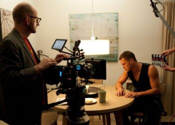 Steven Soderbergh, réalisateur de « The Great Hustle », déclare qu&rsquo;il utilisera « beaucoup d&rsquo;IA » dans son nouveau film avec Wagner Moura