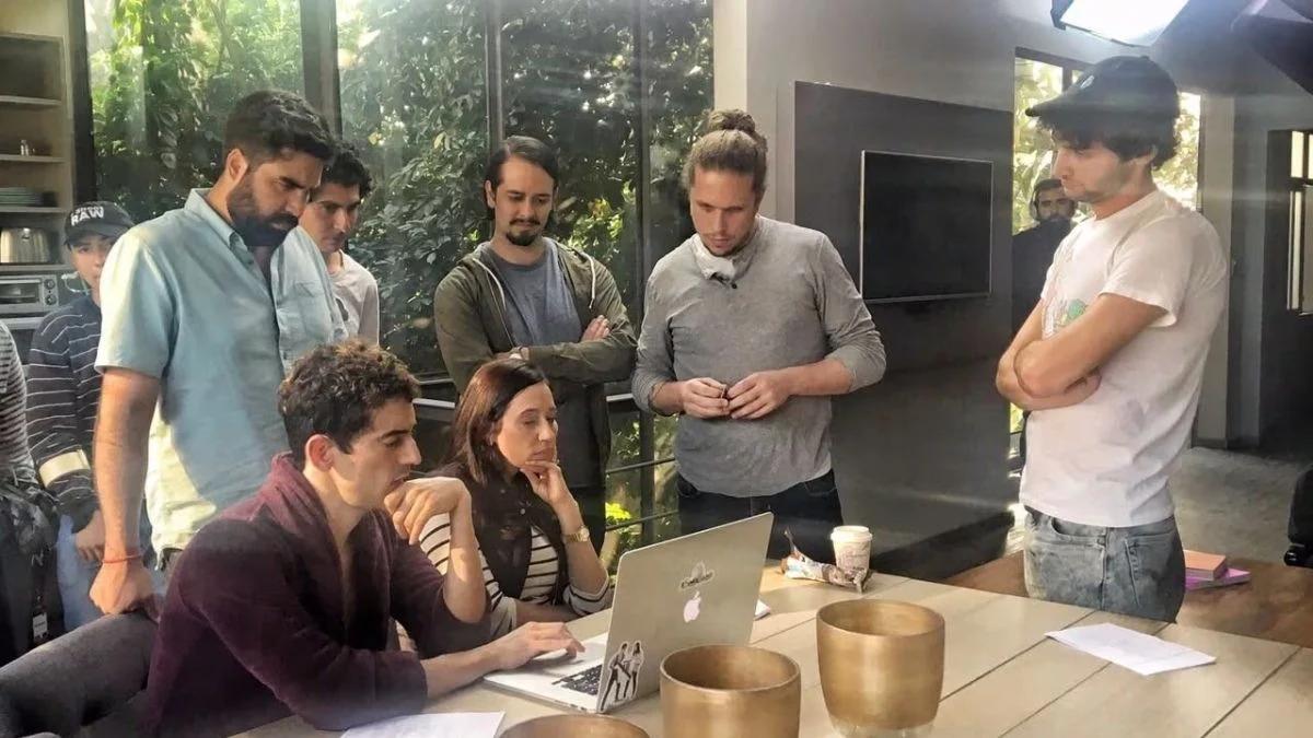 Gaz Alazraki sur le tournage du Club de Cuervos