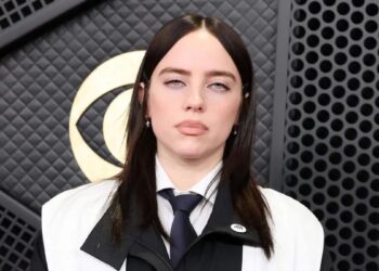 Billie Eilish justifie ses propos contre l&rsquo;ICE et les milliardaires : « Pourquoi est-il controversé de s&rsquo;exprimer quand quelqu&rsquo;un est victime d&rsquo;abus ? »