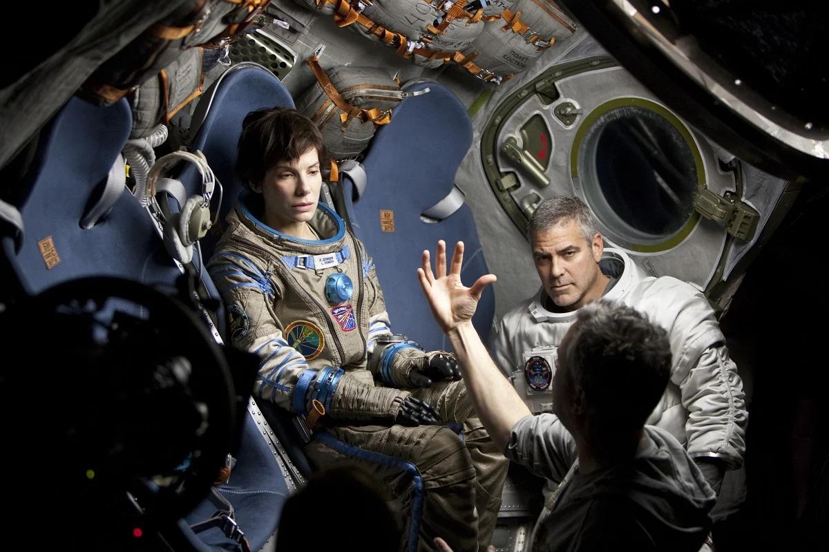 Sandra Bullock, George Clooney et Alfonso Cuarón sur le tournage de « Gravity » (2013) (image : IMDb)