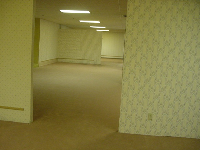 L'image originale des Backrooms a été prise dans un bâtiment du Wisconsin avant sa rénovation, a circulé sur 4chan depuis 2011 et est devenue une partie du mythe en 2019 (image : Wikipédia)