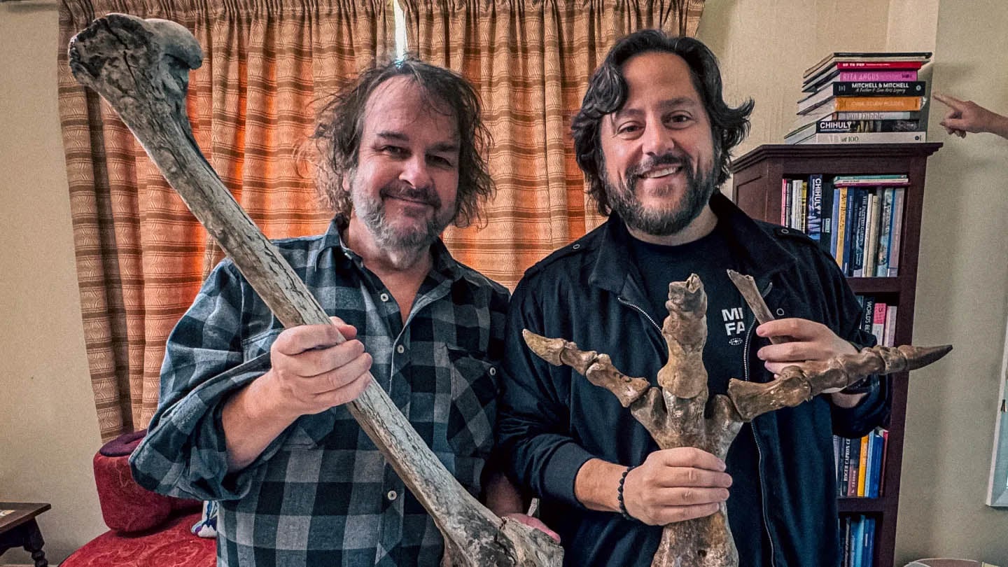 Peter Jackson et Ben Lamm, avec des os de moa (Image : Colossal Biosciences)