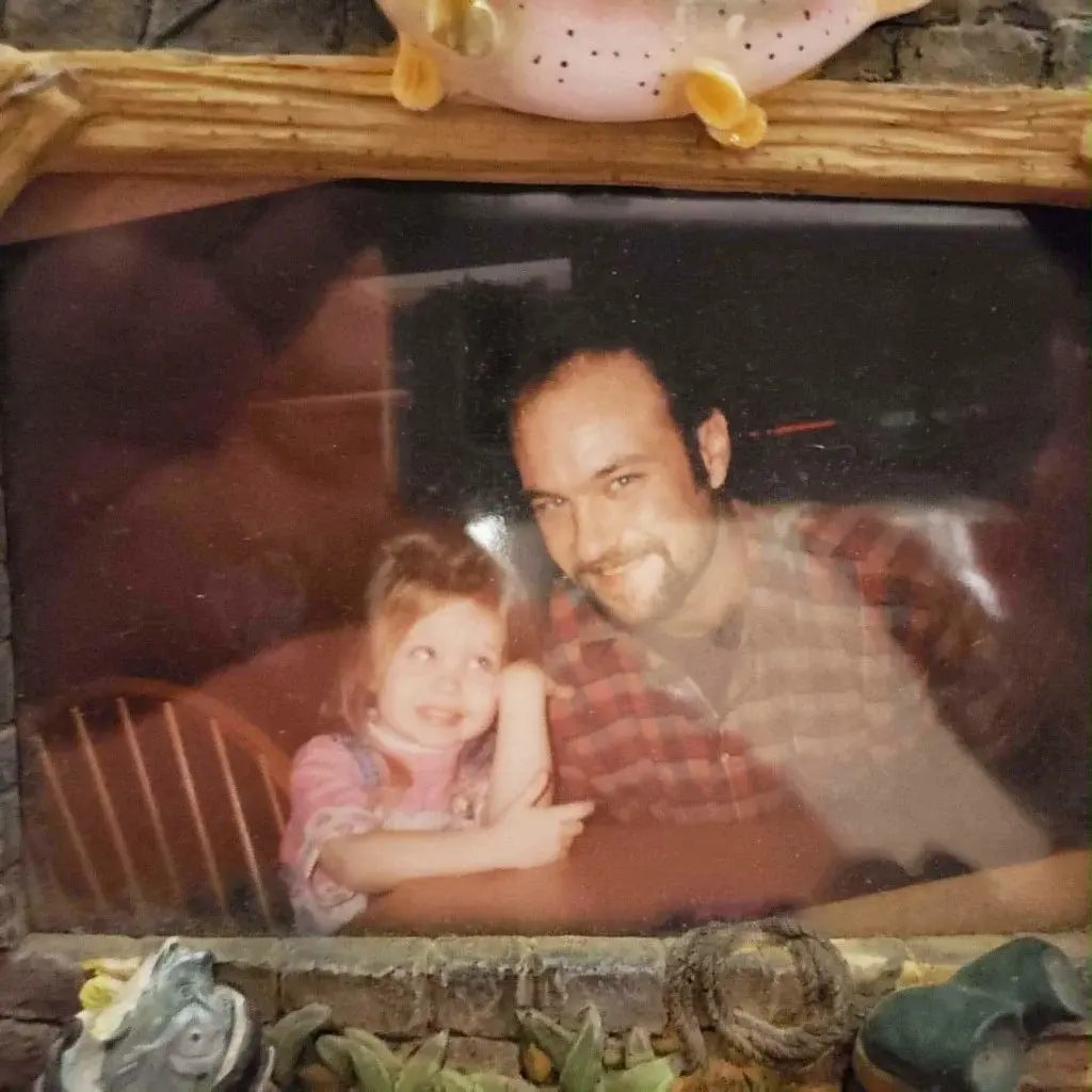 Photographie de John Schwallier avec Daveigh Chase quand elle était petite, partagée par lui-même à l'occasion de ce qui aurait été le 36e anniversaire de l'actrice (via Page Six)