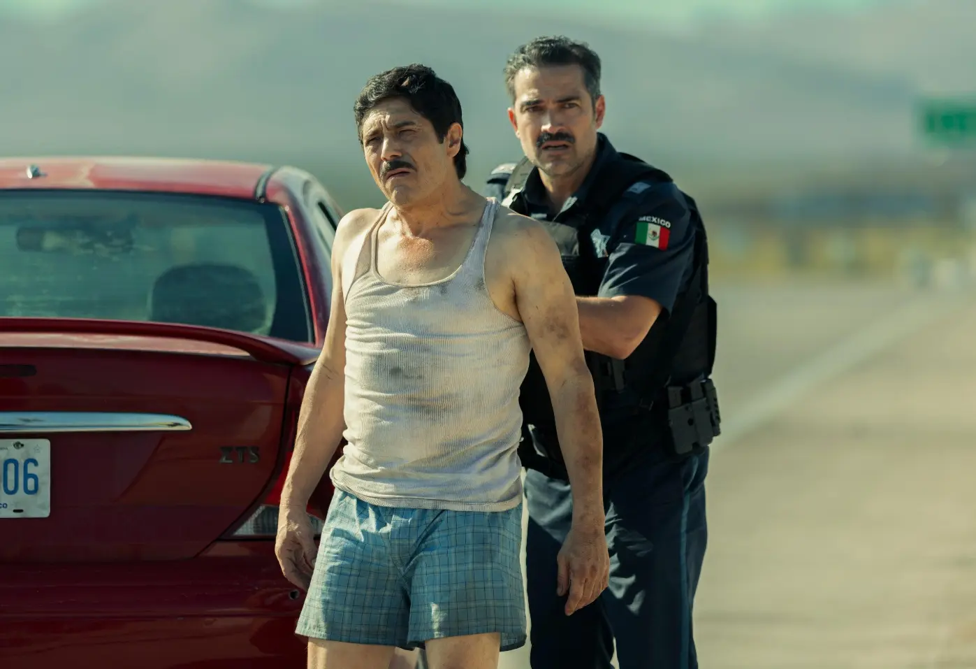 Hector Kotsifakis et Alfonso Herrera dans « The Capture » (image : Netflix)