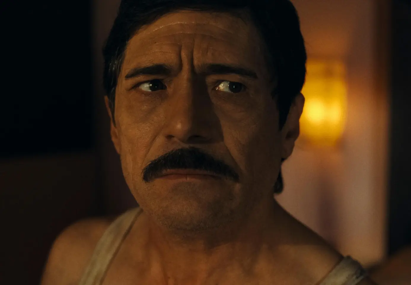 Hector Kotsifakis dans 'The Capture' (2026) (image : Netflix)