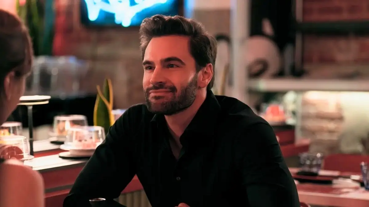 Tom Bateman dans le rôle d'Adam Carlsen dans The Love Hypothesis (Photo : Prime Video)