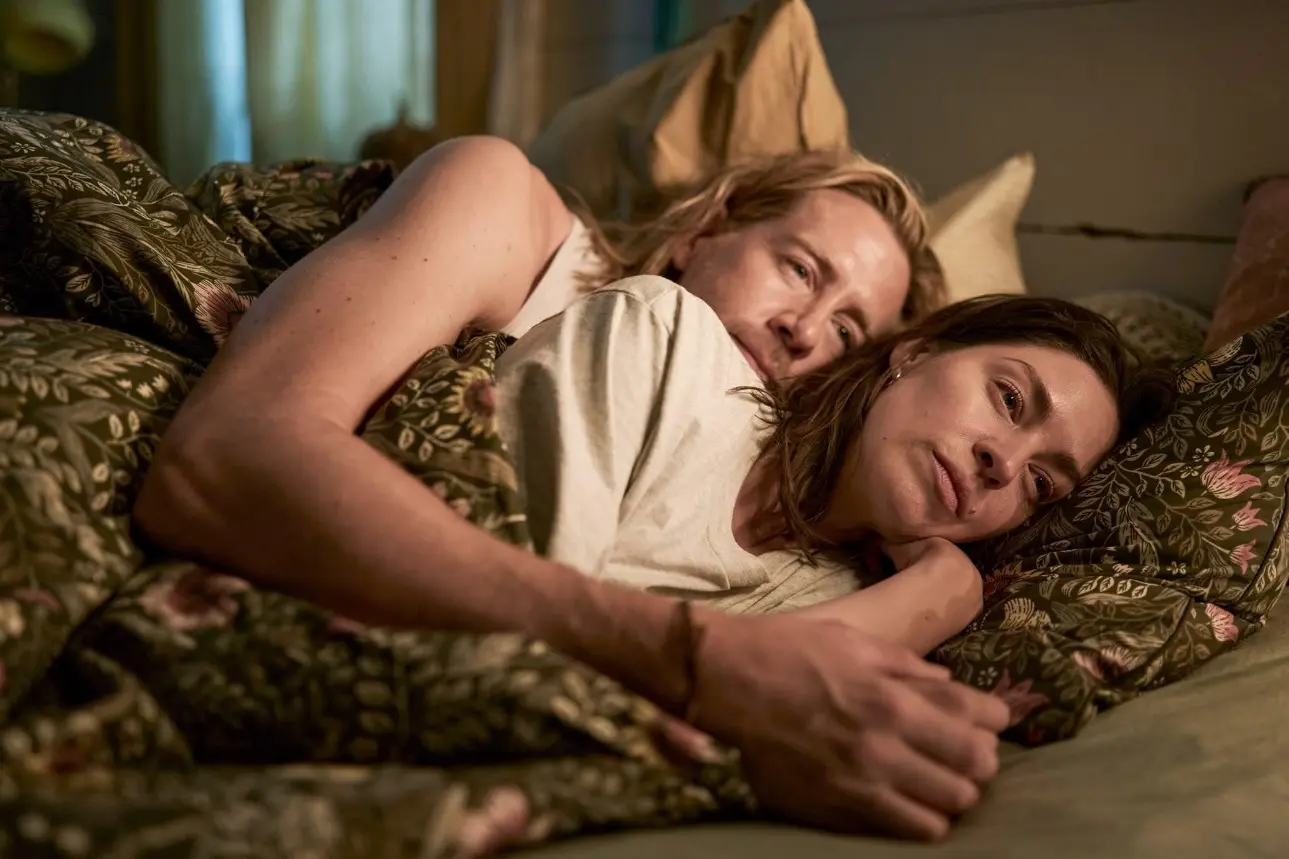 Pål Sverre Hagen et Natalie Wolfsberg Madueño dans « Une femme sans passé » (Image : Netflix)