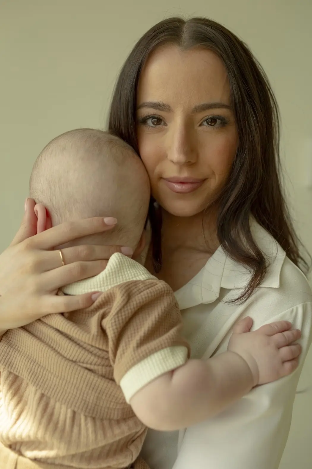 Ashley St. Clair portant le fils qu'elle a eu avec Elon Musk (Photo : Sarah Blesener pour le WSJ)