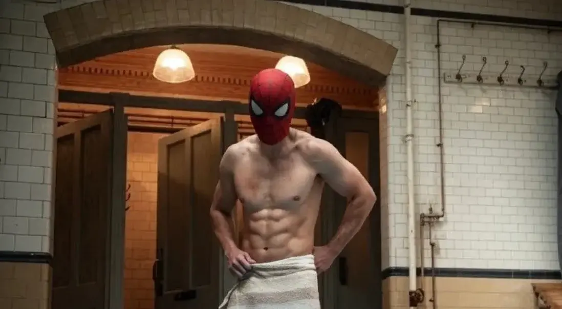 Tom Holland dans la scène de la piscine de