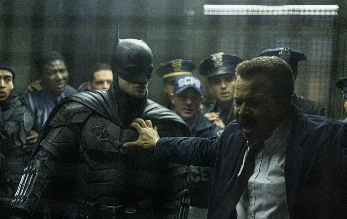 Robert Pattinson et Jeffrey Wright dans « The Batman » (image : Warner Bros.)