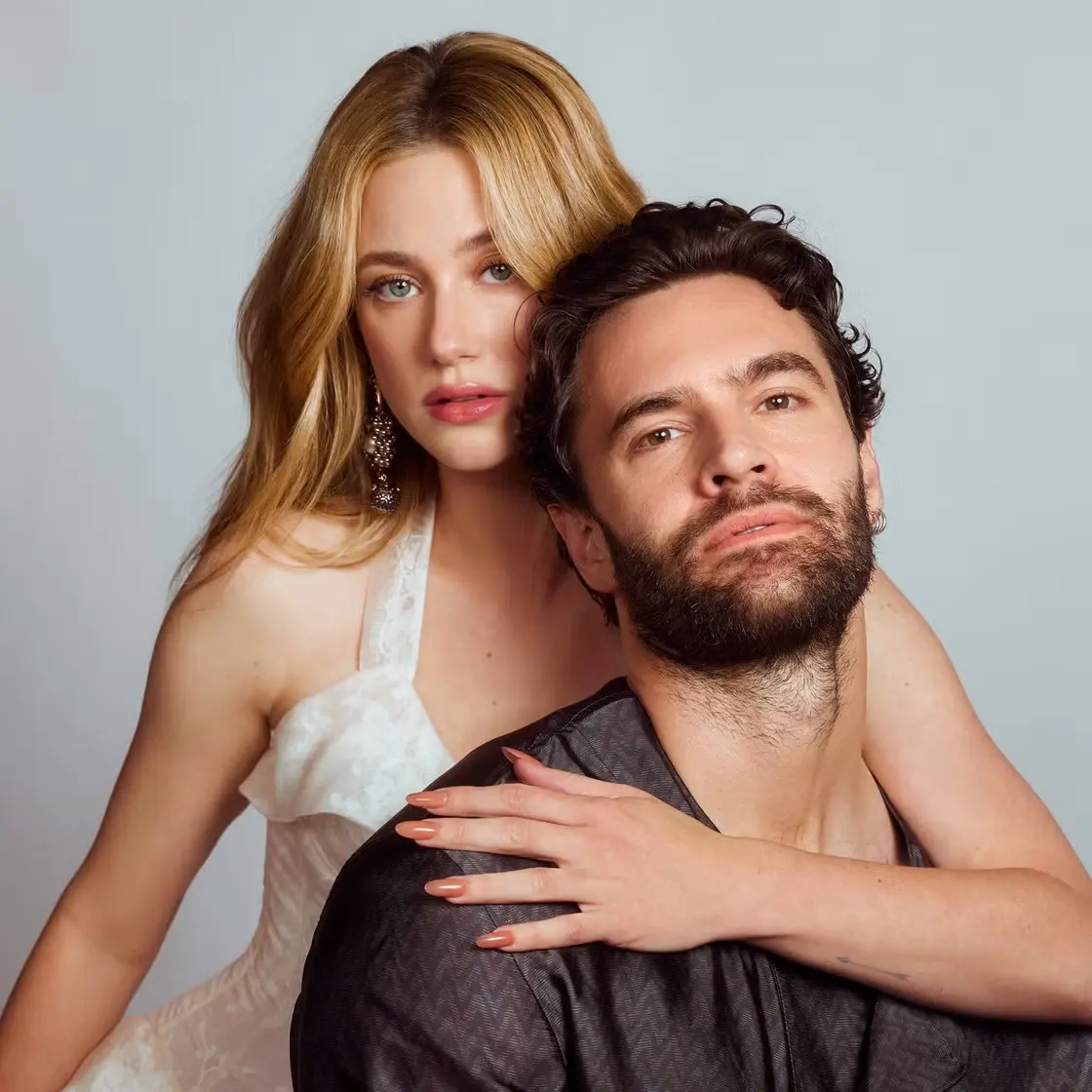 Lili Reinhart et Tom Bateman (Photographie : Lenne Chai/Elle)