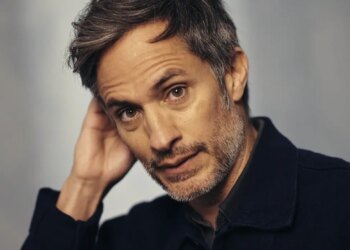 Gael García Bernal fait l&rsquo;éloge du féminisme et compare la politique actuelle à une « émission de téléréalité »
