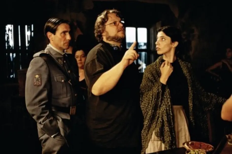 Sergi López, Guillermo del Toro et Maribel Verdú sur le tournage de « Le Labyrinthe de Pan » (image : ShotOnWhat ?)