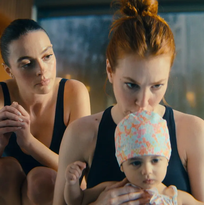 Elçin Sangu et Melis Sezen dans « Je te connais » (2026) (image : IMDb)