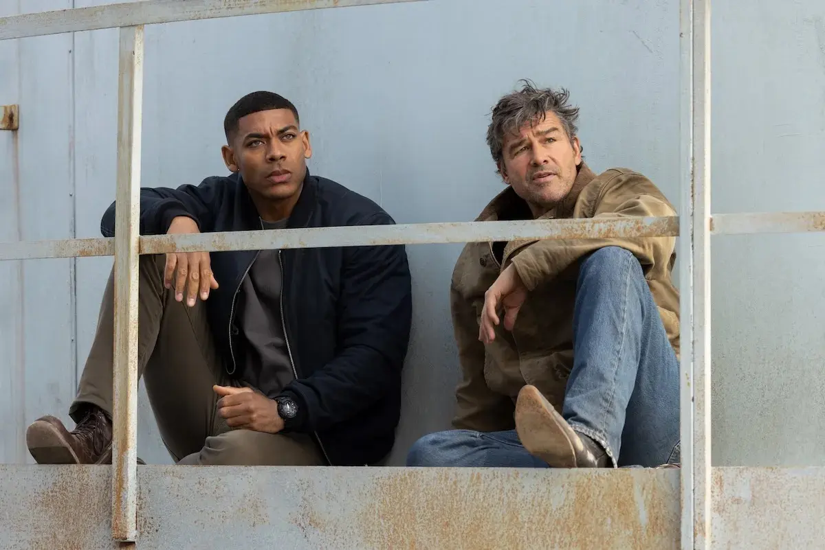 Aaron Pierre et Kyle Chandler dans « Lanternes » (Image : HBO Max)