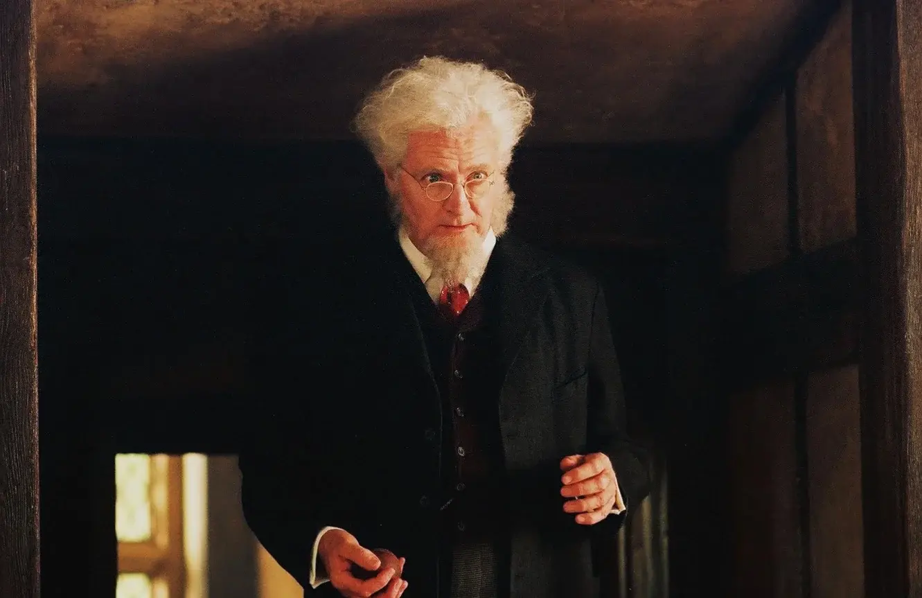 Jim Broadbent dans le rôle du professeur Kirke dans « Le Monde de Narnia : Le Lion, la Sorcière et l'Armoire Magique (2005) » (image : IMDb)