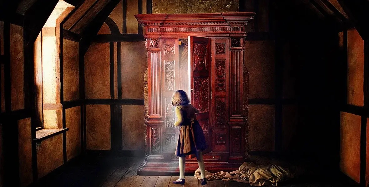 La garde-robe dans « Le Monde de Narnia : Le Lion, la Sorcière et l'Armoire Magique » (2005) (image : IMDb)