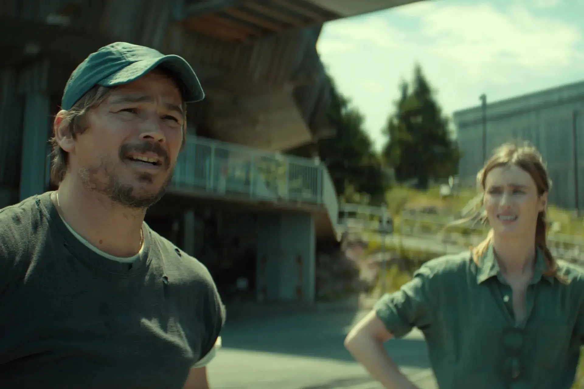 Josh Hartnett et Mackenzie Davis dans « Sous la surface » (image : Netflix)