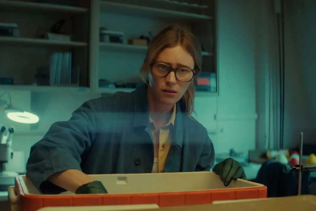 Mackenzie Davis dans « Sous la surface » (image : Netflix)