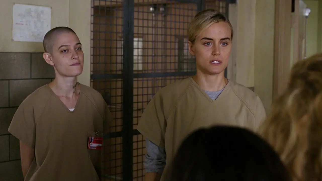 Asia Kate Dillon et Taylor Schilling dans « Orange Is the New Black » (Image : IMDb)