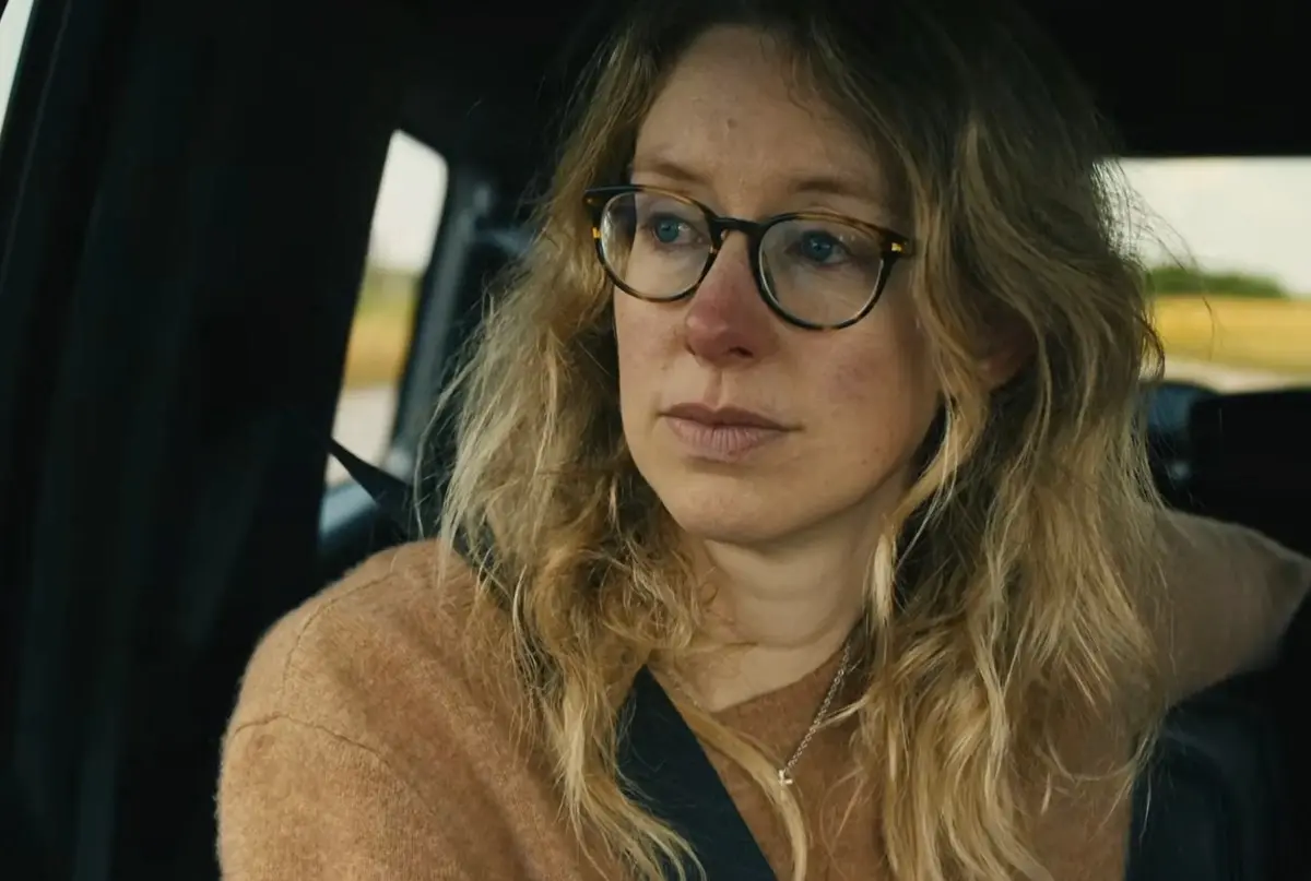 Elizabeth Holmes dans « Vous pouvez tout voir » (image : A24)