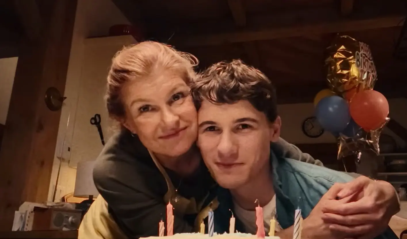 Connie Britton et Sam Nivola dans « Phony : The Other Mother » (image : Disney+)