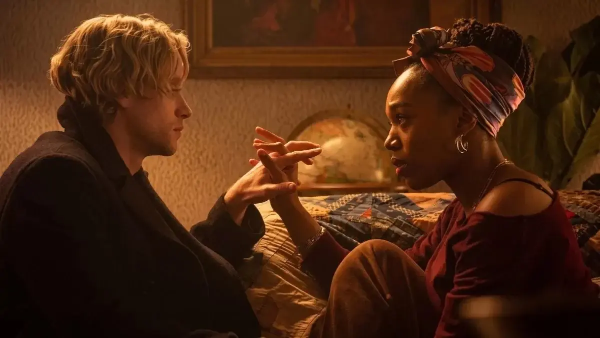 Tom Rhys Harries et Naomi Ackie dans « Clayface » (image : Warner Bros.)