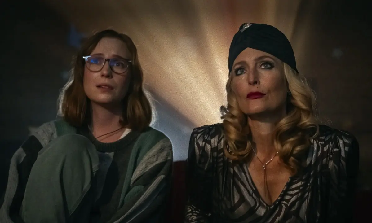 Hannah Einbinder dans le rôle de Kris et Gillian Anderson dans le rôle de Billy dans « Adolescence, sexe et mort au Camp Miasma » (image : Mubi)