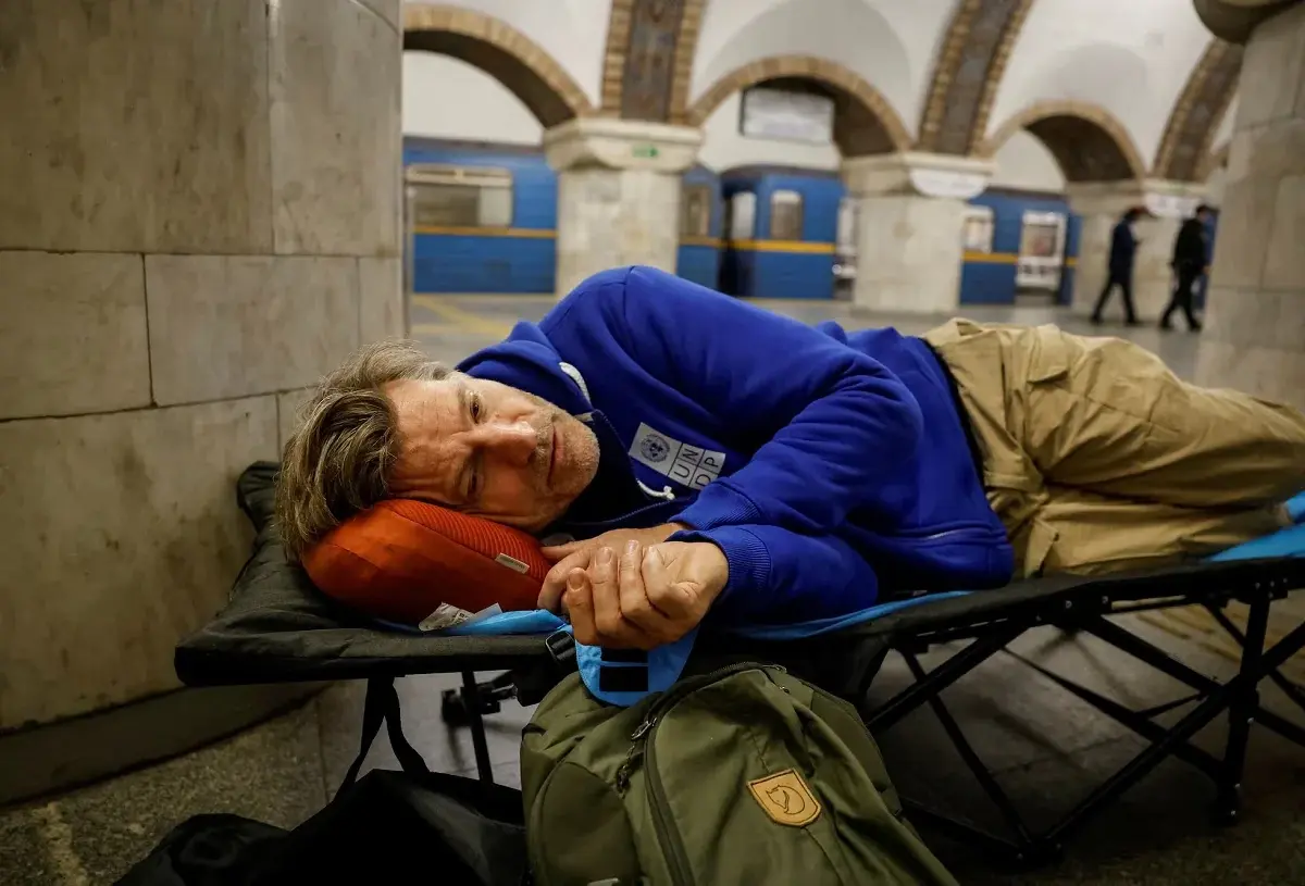 Nikolaj Coster-Waldau dans le métro de Kiev (image : Reuters)
