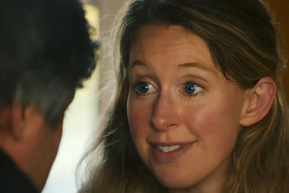 Elizabeth Holmes dans « Vous pouvez tout voir » (image : A24)