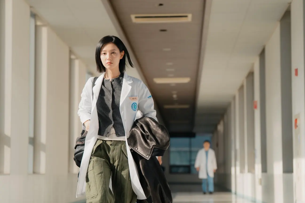 Kim Ji-won dans « Docteur X » (2026) (image : IMDb)